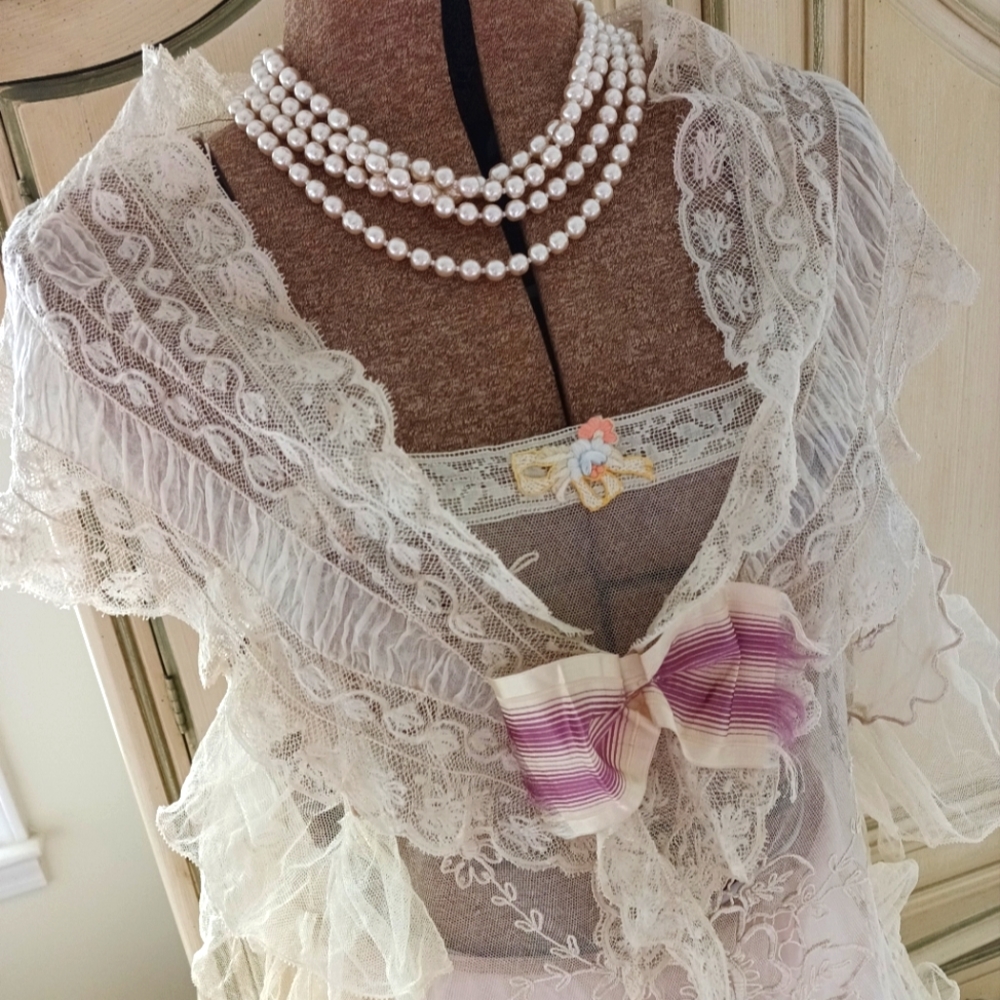 ANTIQUE TROUSSEAU BRIDAL LACE FICHU IN MINT CONDITION!
